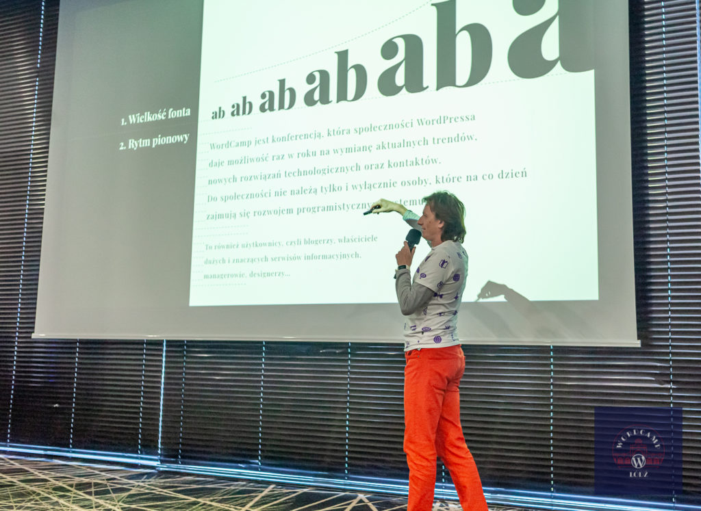 Marcin Andrzejewski podczas prezentacji „O alchemii, matematyce i typografii w WordPressie, czyli kiedy Au=1,6180339887…”.